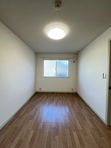 キャピタル旗ヶ崎の洋室