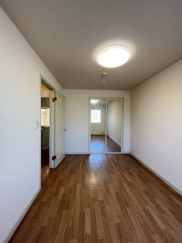 キャピタル旗ヶ崎の洋室