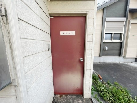 ルームふじのエントランス