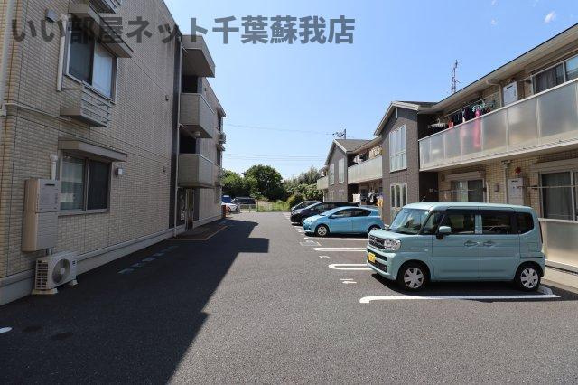 La Crece　W棟の駐車場|駐車スペースもあります