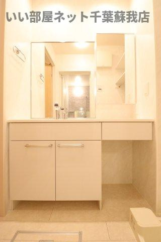 La Crece　W棟の洗面所|朝の準備に活躍する、洗髪洗面化粧台！