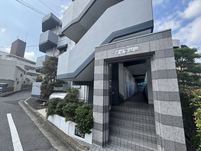 ヴィラ城山のエントランス