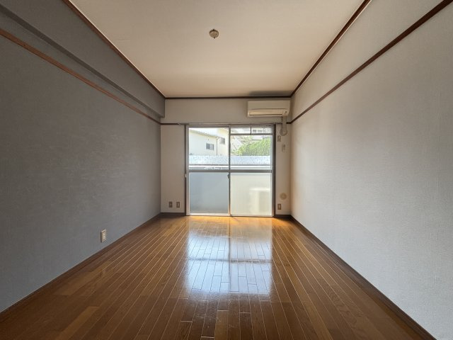 ヴィラ城山の居間・リビング