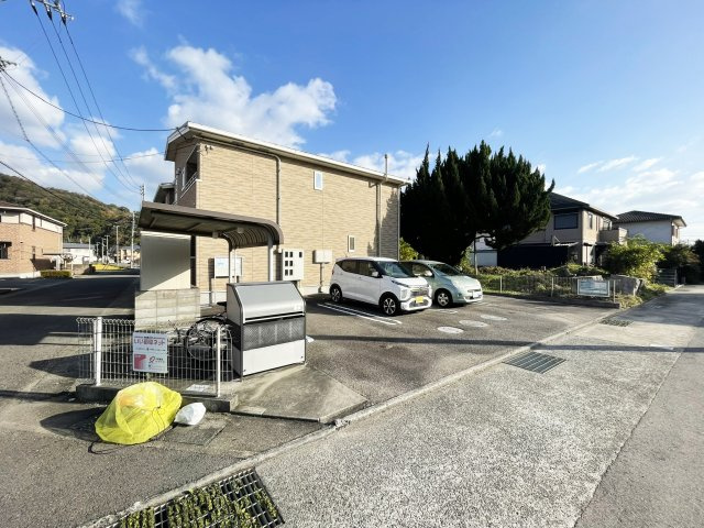 リトル　ファインの駐車場