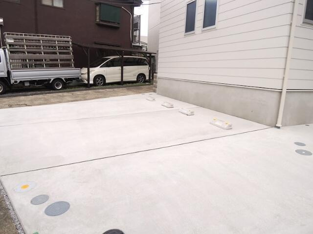 シャネル　メゾンの駐車場