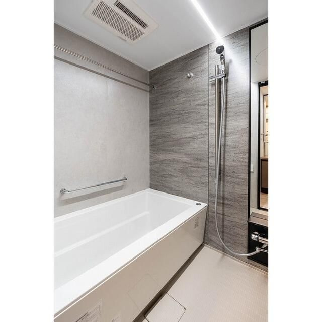 コンフォリア・リヴ東中野の浴室