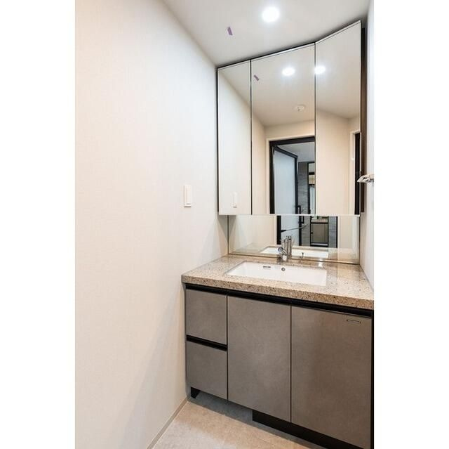 コンフォリア・リヴ東中野の洗面所