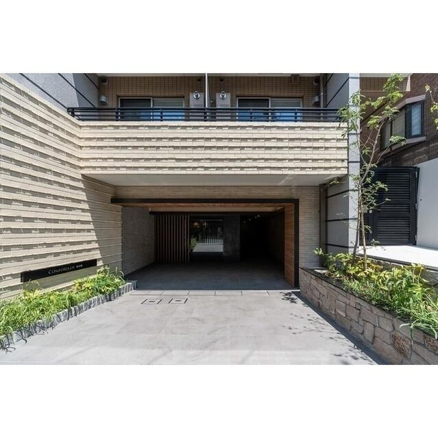 コンフォリア・リヴ東中野のエントランス