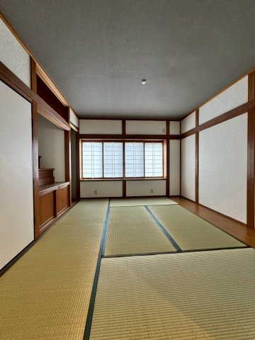門真市岸和田3丁目の和室|リビングに隣接する約7帖の和室。
押入れ付きです。客間としてもぴったりです。
