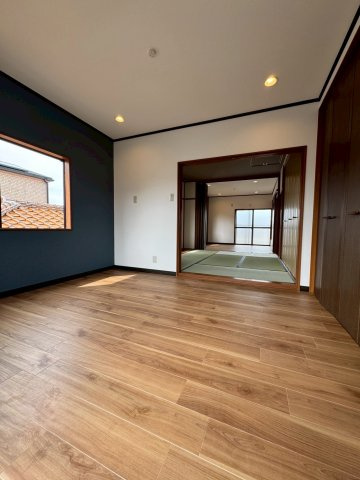 門真市岸和田3丁目の洋室|3階洋室。
全部の間仕切り扉を開けると開放的なお部屋になります。
全居室約6帖以上の広さのある間取りです。