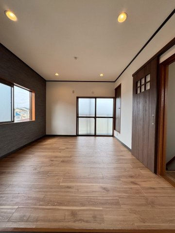 門真市岸和田3丁目の居間・リビング|南北2面バルコニー付きで通風良好！
各居室収納もついております。
