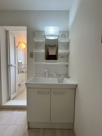 門真市岸和田3丁目の独立洗面台|新調済みのシンプルで使いやすい洗面台です。
外から直接洗面室へ入ることもできます！