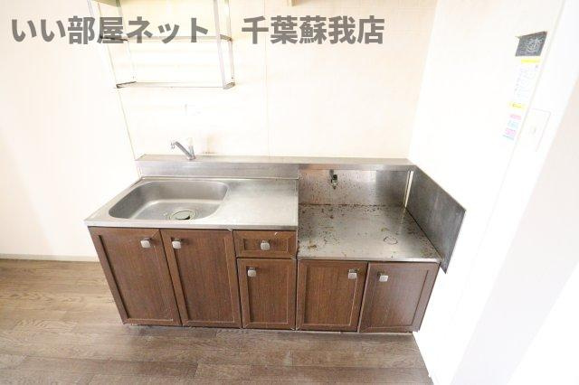 ファーストヴューラ　八番館のキッチン|コンパクトなキッチンで掃除もラクラク