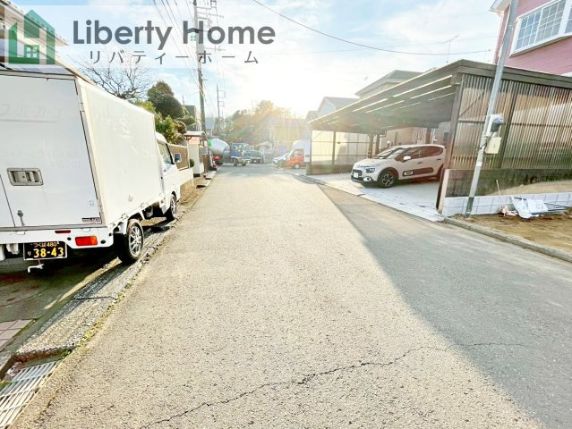 守谷市薬師台8期　新築戸建の前面道路含む現地写真