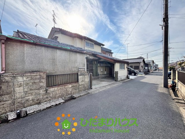 幸手市千塚　中古一戸建ての前面道路含む現地写真