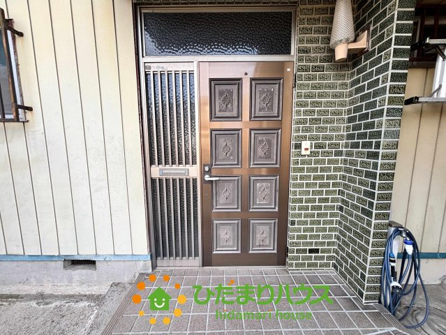 幸手市千塚　中古一戸建ての玄関