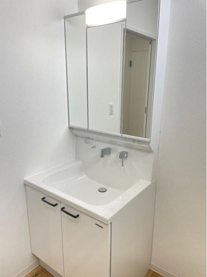 【独立洗面台】 | 寒河江市西根【新築建売】 | 三面鏡の洗面台は、スタイリッシュなだけでなく収納力もあります。