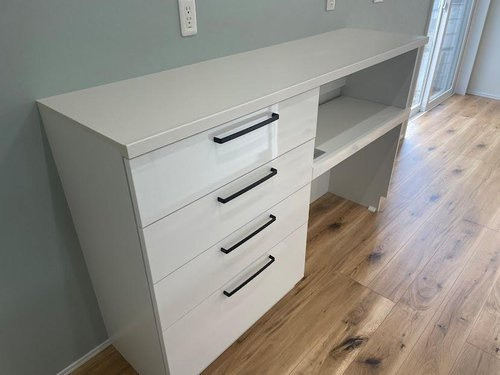 寒河江市西根【建売】のキッチン|キッチンと同色で一体感のあるカップボードをご利用頂くことで食器収納ができます。