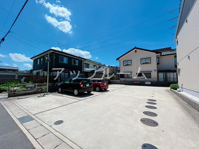 クレアクールの駐車場