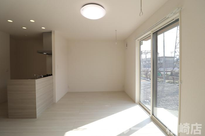 柏崎市豊町のアパートの居間・リビング