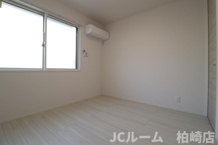 柏崎市豊町のアパートの洋室