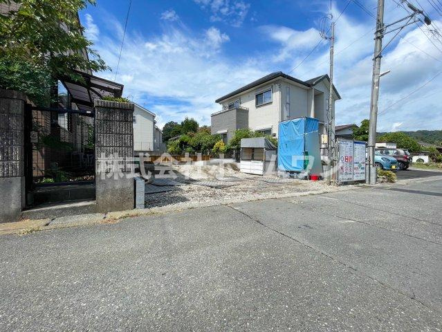 日の出町平井　新築戸建の前面道路含む現地写真