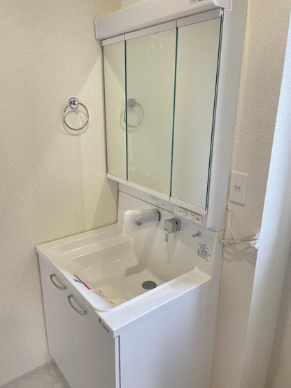 【独立洗面台】 | 東根市神町東【新築建売住宅】2号棟 | 三面鏡の洗面台は、スタイリッシュなだけでなく収納力もあります。