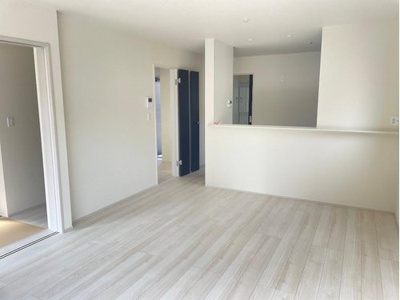 【居間・リビング】 | 東根市神町東【新築建売住宅】2号棟 | リビングは広々です。家族の団欒の場として家庭を包みます。