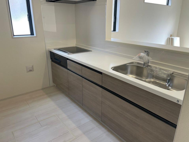 【キッチン】 | 東根市神町東【新築建売住宅】2号棟 | 広々ワイドなキッチンは料理がしやすく快適です。