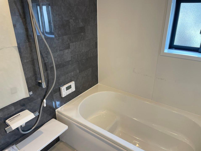 【浴室】 | 東根市神町東【新築建売住宅】2号棟 | 広々浴室は、ゆったりとくつろいで疲れを癒す空間です。