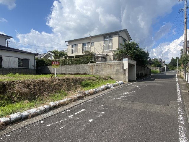 西伊敷2丁目　売地の前面道路含む現地写真|閑静な住宅街の一画です。