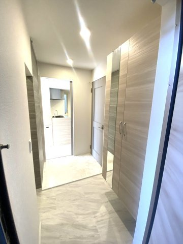 プレミア西条中央Ｂ棟の玄関