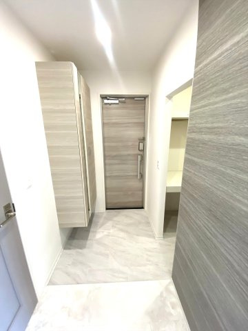 プレミア西条中央Ｂ棟の玄関