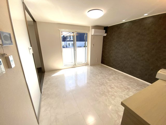 プレミア西条中央Ｂ棟の居間・リビング