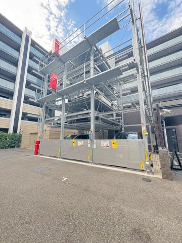 ジオ茨木中穂積の駐車場