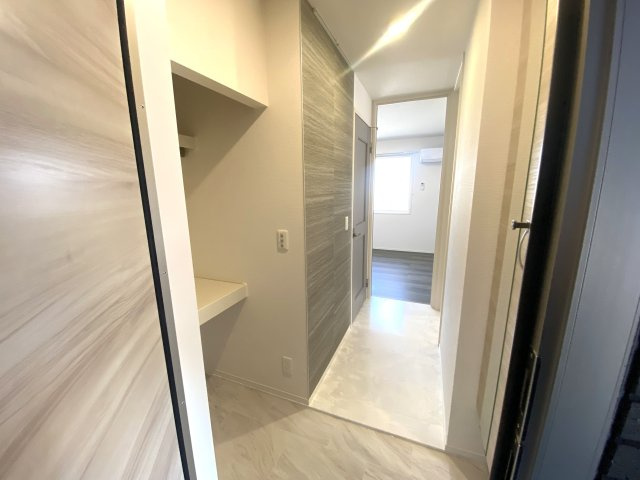 プレミア西条中央Ｂ棟の玄関