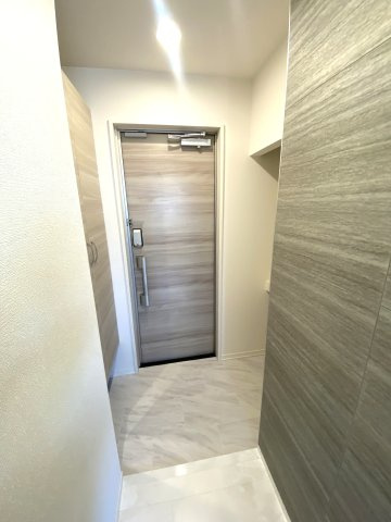 プレミア西条中央Ｂ棟の玄関