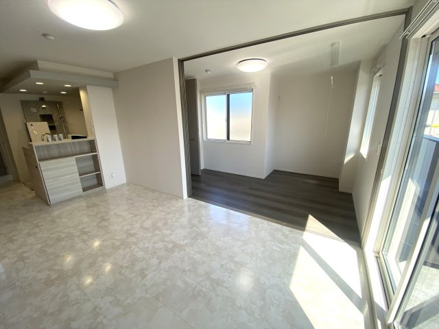 プレミア西条中央Ｂ棟の居間・リビング