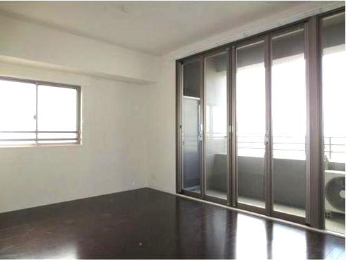 ピニエール浦和岸町の居間・リビング|★広々１１帖のリビング・ダイニングです。★