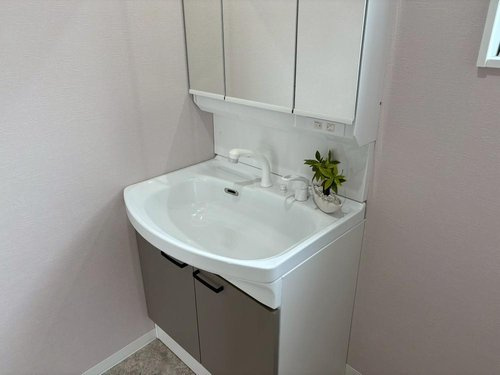 寒河江市西根【新築建売】☆平屋の独立洗面台|三面鏡の洗面台は、スタイリッシュなだけでなく収納力もあります。
