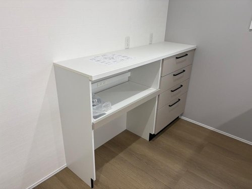 寒河江市西根【新築建売】☆平屋のキッチン|キッチンと同色で一体感のあるカップボードをご利用頂くことで食器収納ができます。