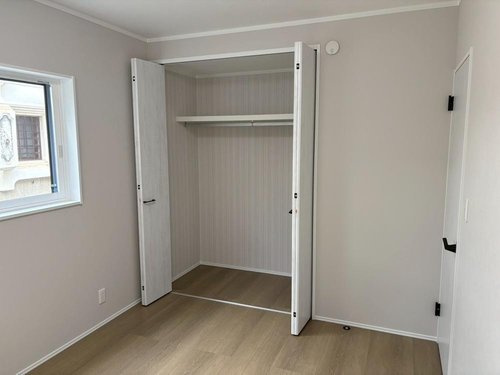 寒河江市西根【新築建売】☆平屋の洋室|洋室もそれぞれ収納スペースが完備されております。