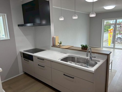 寒河江市西根【建売】☆平屋のキッチン|広々ワイドなキッチンは料理がしやすく快適です。