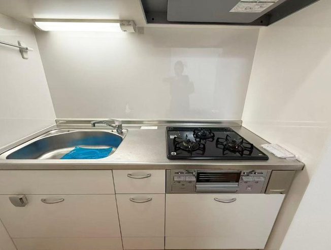 【キッチン】 | サンコート池袋 | シンプルで使い勝手の良い３口コンロのシステムキッチン。同時調理を叶えてくれるので時短にも繋がります。