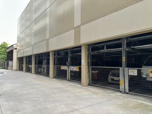 プレサンス ロジェ 金沢 香林坊の駐車場