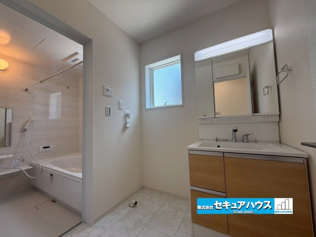 【同施工物件ご案内可能】知多市寺本台3丁目 全2棟の内観：施工例|【洗面台イメージ】
◆鏡の裏にはたっぷりと収納スペースを標準装備！
◆電源を付属しているのでドライヤーなど利用できます。