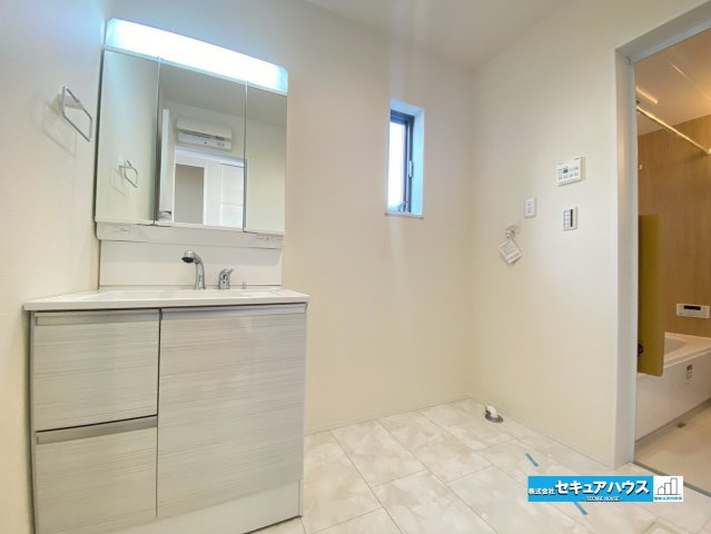 【同施工物件ご案内可能】知多市寺本台3丁目 全2棟の内観：施工例|【洗面台イメージ】
◆鏡の裏にはたっぷりと収納スペースを標準装備！
◆電源を付属しているのでドライヤーなど利用できます。