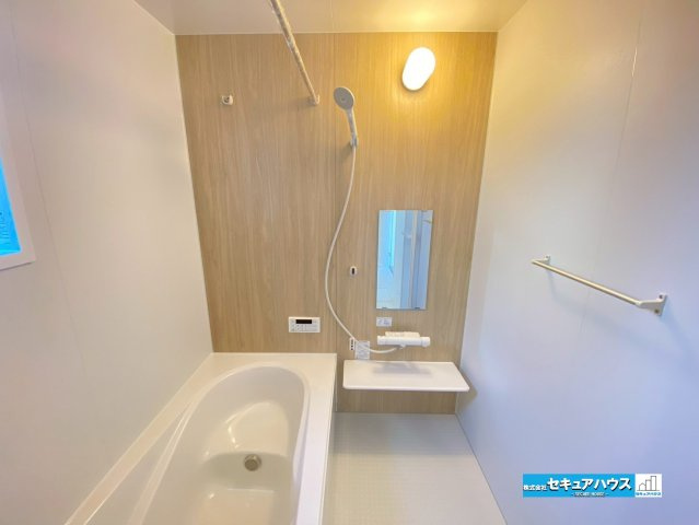 【完成♪今からご案内可能】知多市寺本台3丁目 全2棟の浴室|【浴室】
◆アクセントパネルで落ち着きのある雰囲気を演出します。毎日の疲れを癒やすバスタイムをお楽しみ下さい！
◆窓付きで、カビの繁殖を抑える効果があります。