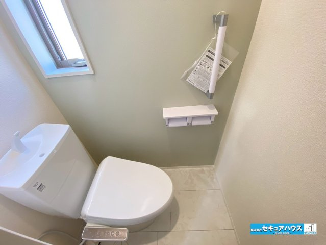 【完成♪今からご案内可能】知多市寺本台3丁目 全2棟のトイレ|【高機能トイレ】
◆高機能トイレの多くは便器のフタの開閉が自動であり、使用後に手動で水を流す面倒もなく非常に便利です。スタイリッシュな見た目で、お掃除しやすく、節水効果が高いです。
