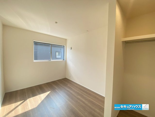 【完成♪今からご案内可能】知多市寺本台3丁目 全2棟の洋室|【洋室】
◆広々とした居住空間は日々の暮らしを彩り、心のやすらぎと満足感を与えてくれます。通風と採光を考慮した設計は子供たちはのびのび育ち、家族でくつろぎと団らんを生み出します。